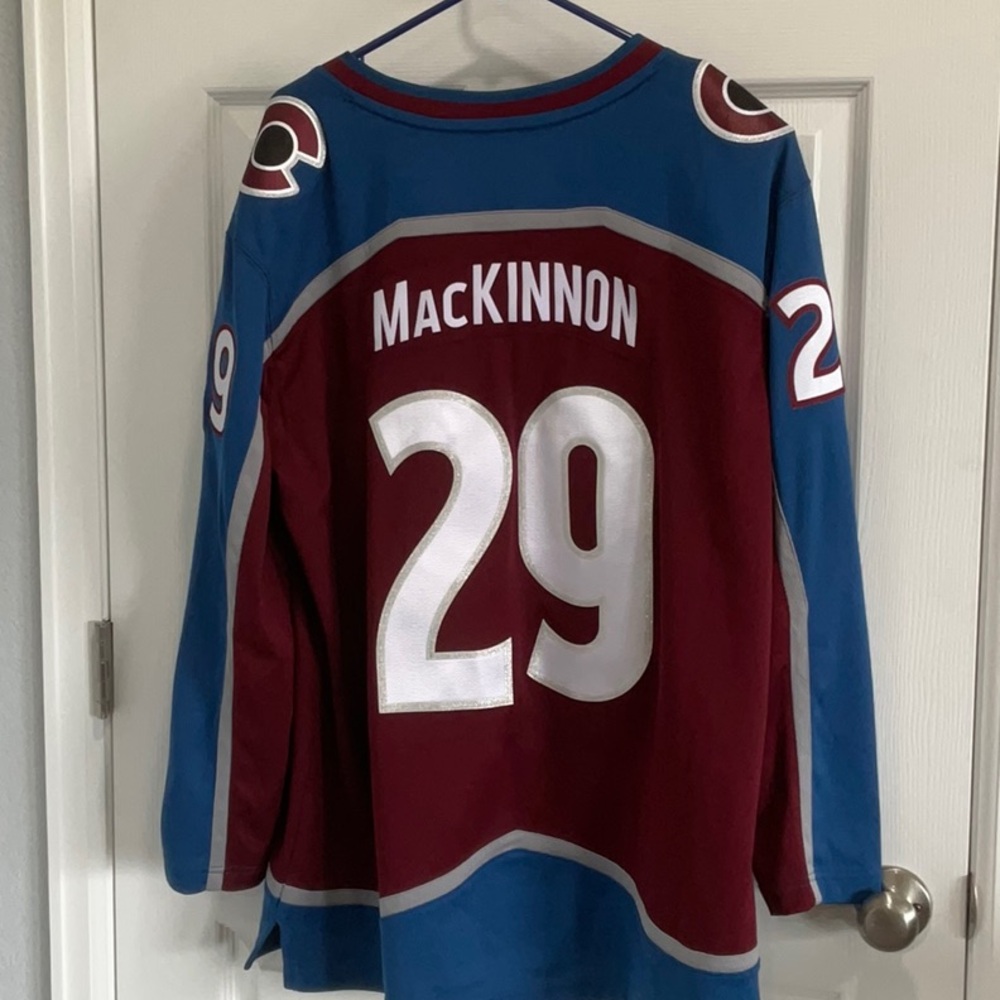 Avalanche jersey-MacKinnon